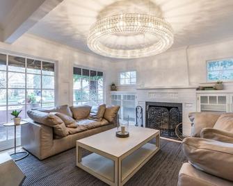 Casita Rosa - Luxury in Downtown Napa - Napa - Living room