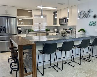 Modern Coastal Home near Siesta Key and Downtown - Sarasota - Kitchen