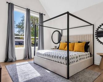 Lake Daze - Kingston - Bedroom