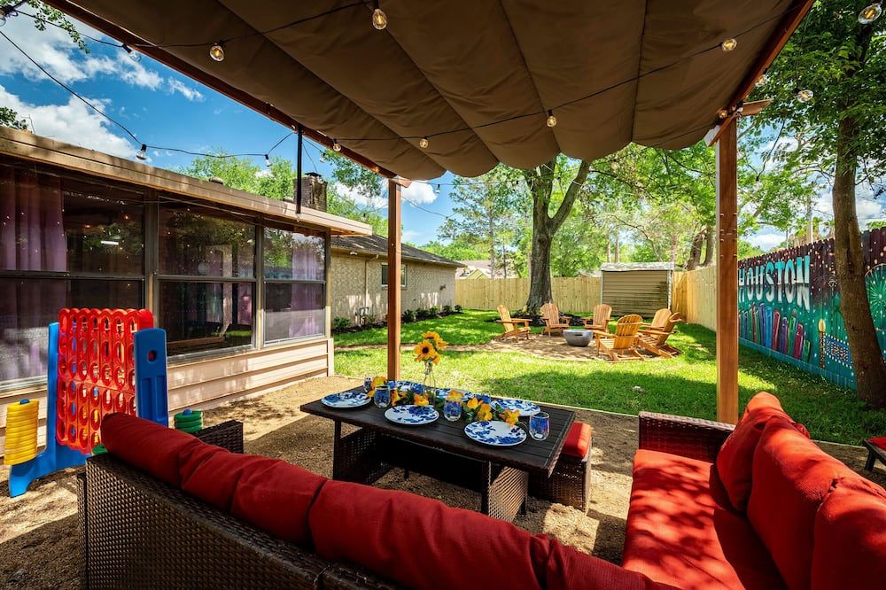 Relax & Play: Saint Cloud Home with Cozy Porch and Game Room Fun - יוסטון - פטיו