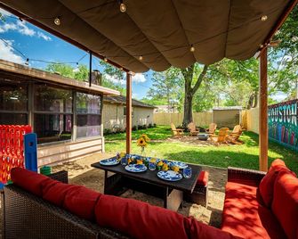 Relax & Play: Saint Cloud Home with Cozy Porch and Game Room Fun - יוסטון - פטיו