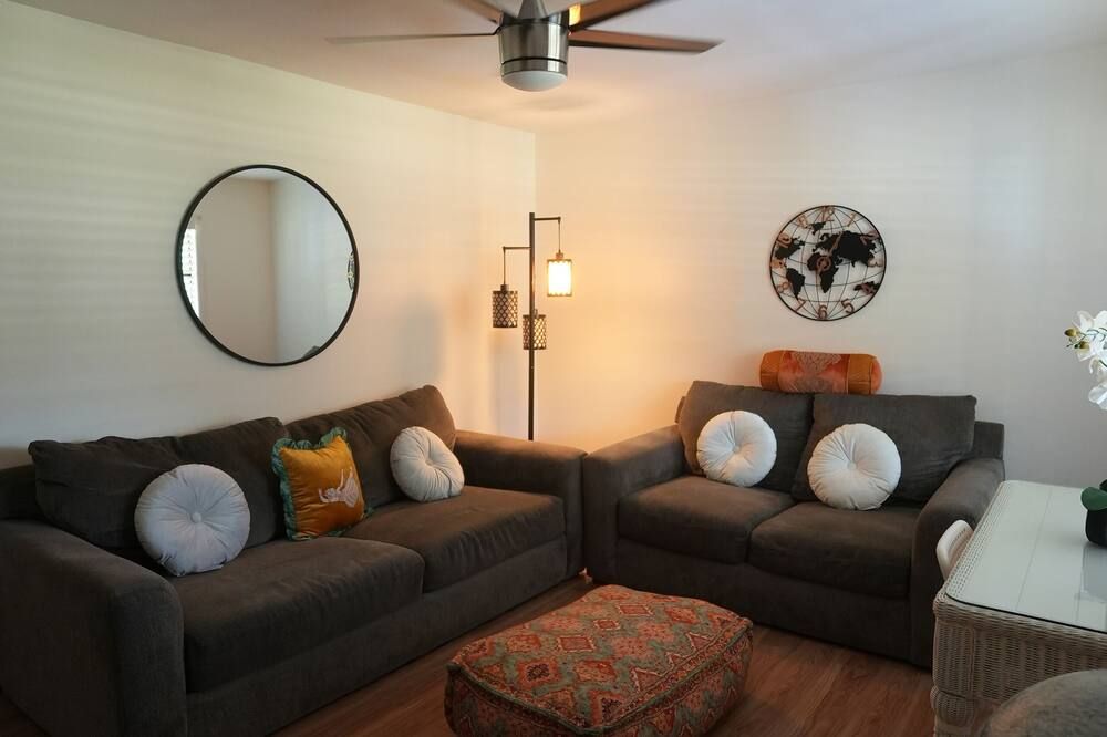 Lowcountry Orchard Getaway: 4-bedroom house in lovely Yemassee, SC Sleeps 12 - Yemassee - Wohnzimmer
