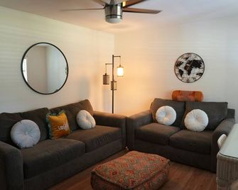 Lowcountry Orchard Getaway: 4-bedroom house in lovely Yemassee, SC Sleeps 12 - Yemassee - Sala de estar