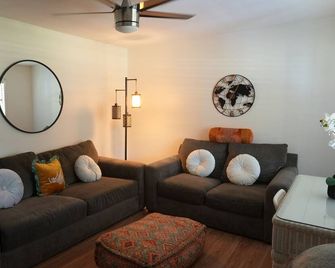Lowcountry Orchard Getaway: 4-bedroom house in lovely Yemassee, SC Sleeps 12 - Yemassee - Wohnzimmer