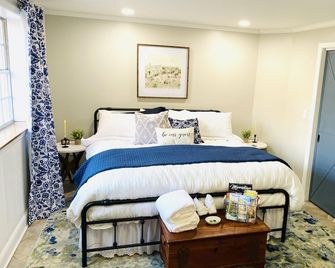 Luxury cottage with hot tub, game and movie room, coffee bar, King bed & robes! - Morristown