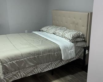 Chill and Recharge: Cozy Room F - Newark - Habitación
