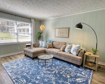 Coastal Cottage 1/2 mile from Covington Square - Covington - Living room
