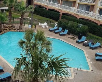 Beachfront condo near Top Places! Heated pool in Winter - Galveston - Pool
