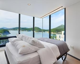 Yeosu Art Land - Yeosu - Habitación