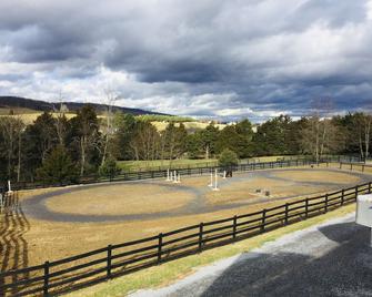 Cozy, quiet loft on a scenic working horse farm, five minutes from Lexington - Lexington - Property amenity