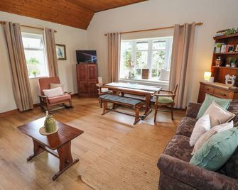 Aggrafard, Pet Friendly, With Open Fire In Oughterard, County Galway - Galway - Living room