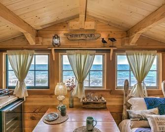 Tidepool Cabin, Beach Front Wilderness, Glacier, Bear Viewing, Kayaking, Fishing - Seldovia - Living room