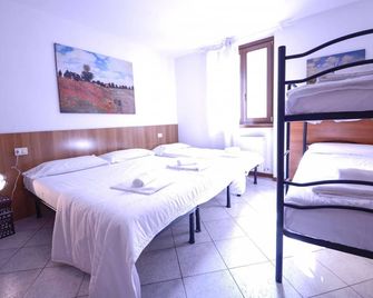 Standard One-Bedroom Apartment - Riva del Garda - Bedroom