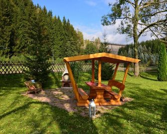 Scenic Stay in Rauschenbach, Cleaning In - Neuhausen - Innenhof
