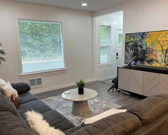 ️spacious & Cozy 4br/2bth, 3 Min To Jblm, Huge Yard️ - DuPont - Living room