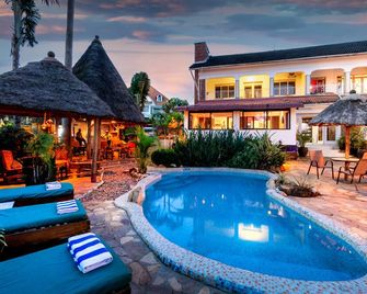 2 فريندز بيتش هوتل - إنتب - حوض السباحة