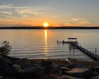 Riverfront Retreat: panoramic water views . Special Holiday rates. Sleeps 16 - Elkton - Outdoors view