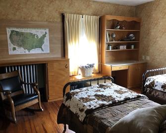 Classic Old Country Home - Tree's House Guest Accommodations - Jamestown - Slaapkamer