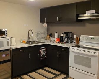  Aurora Views & Arctic Vibes, Adult Only — Stay Near Trails & Great slave Lake - Yellowknife - Kitchen