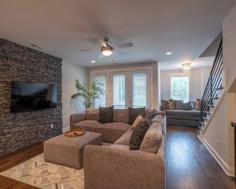 Dreamy Townhome - Cozy Vibe - Mins to Broadway! - Nashville - Living room