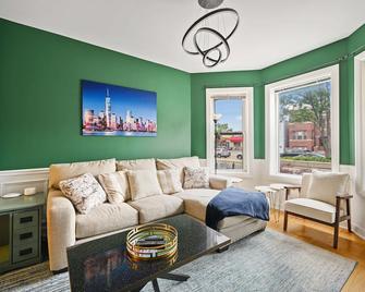 2 Bed Apt w/ Office, Free Parking, Near Wrigley - Chicago - Living room