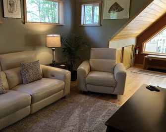 Luxury Loft - Quiet rural setting - 5 min from the beach! - Quathiaski Cove - Wohnzimmer