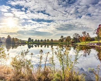 Private 30+ Acre Estate with its own 6 Acre Lake and one lane bowling alley! - Bernville - Vista del exterior