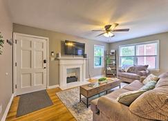 Charming Charleston Home with Yard and Fire Pit! - Charleston - Living room