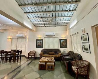 Shahab Bungalow - Mumbai - Lobby
