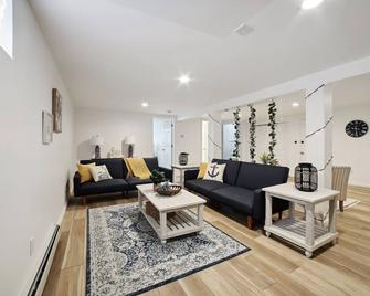 Marine Theme - 4 BR - Backyard - Fire pit - Bridgeport - Living room