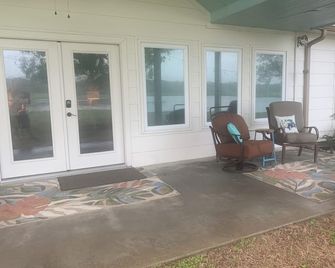 Roomy Master Suite - Perfect for 2-3 adults OR 2 adults 1 child, min age 8 yrs - Canton - Patio
