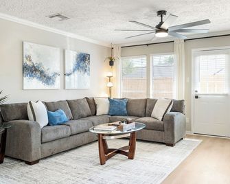 Sea, Space & Stay - Pet Friendly - Coastal Escape - League City - Вітальня