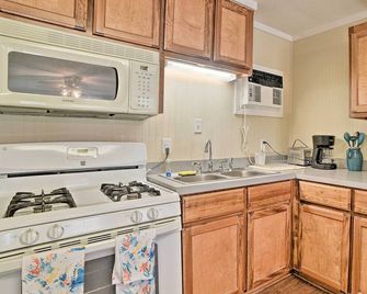 Rockport Bayfront Studio with Patio Casa Familia - Rockport - Kitchen