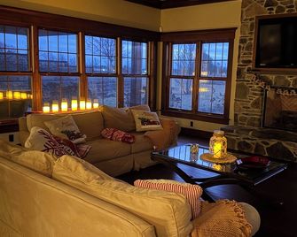Superior Luxury! Elegantly furnished 6 BR, 6 full bath mansion, with great views - Urbana - Living room
