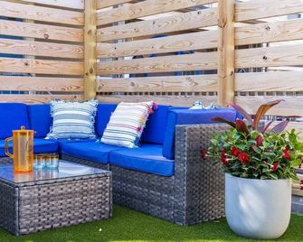 King Bed Retreat w Hot Tub - Pittsburgh - Patio
