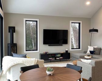 Big views of Lake Superior await you in this two bedroom, two bath cabin! - Lutsen - Sala de estar