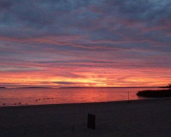 Mighty Mac Bridgeview Cabin 2 - Mackinaw City - Beach