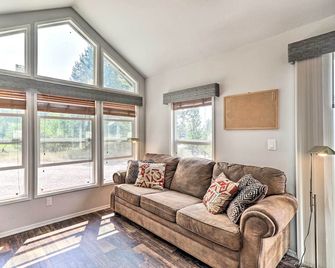 Eureka Tiny Home w/ Hot Tub & Community Beach! - Eureka - Living room