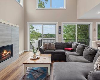Lakeside Serenity by AvantStay Lakefront Newly Built Deck w Views - White Haven - Huiskamer