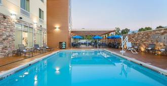 Fairfield Inn & Suites by Marriott Alexandria - Alexandria - Piscina