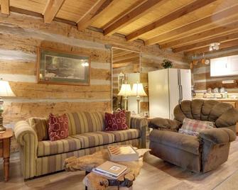 Townsend Apt on Little River - 3 Mi to Natl Park! - Townsend - Living room