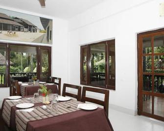 Chitwan Paradise Hotel - Sauraha - Restaurant