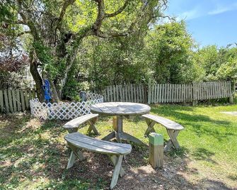 Uncle Milton's House: Pet friendly cottage, close to harbor, marsh views. - Ocracoke - Patio
