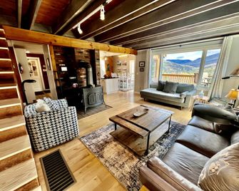 Embrace Nature with this Incredible Cabin in Sandgate, Vermont - Sandgate - Living room