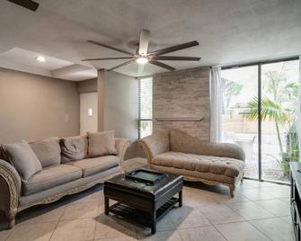 Bayshore Gardens Renovated Townhouse, Walk To Soho - Tampa - Sala de estar