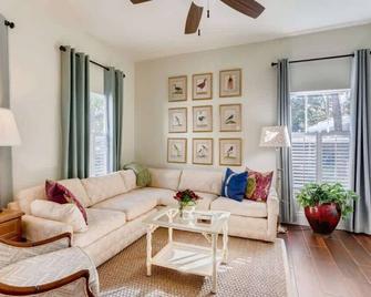 The Pink House - Bask in Style Steps from the Convention Center - West Palm Beach - Sala de estar