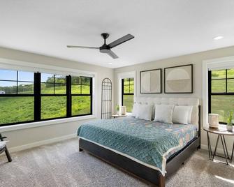 Brand New End Unit Nature Lovers Comfort w/Privacy 2 Car Garage - West Des Moines - Bedroom