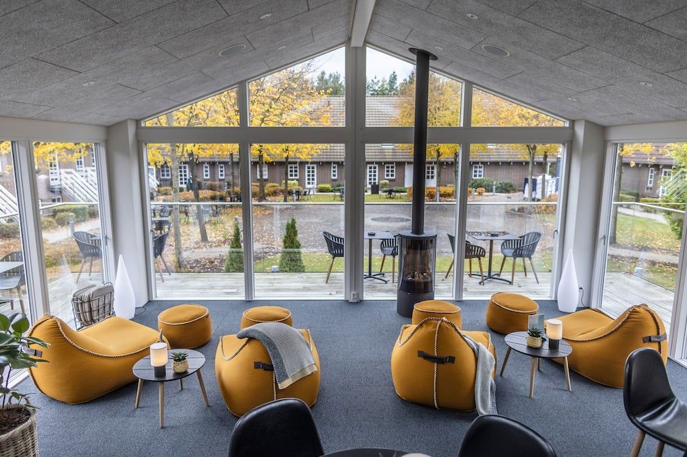 ذا لودج بيلوند