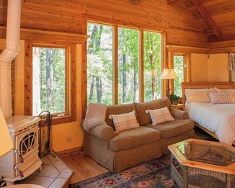 The Most Romantic Creekside Cabin - with Hot Tub and Privacy - Nevada City - Living room