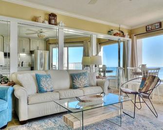 Cozy Beachfront Retreat right on the Sand, Sparkling Pool, & Charming Coastal Flair! - Belleair Beach - Living room